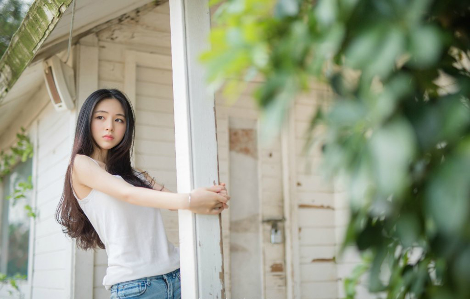 如果知道这些人的想法，估计庞统等人会直翻白眼，江湖上号称三绝的邓展就是被这么个孩子给弄死的，年纪虽然不大，但眼界可不低，吕布对吕征的培养可不仅仅是死读书那么简单，长安城到洛阳，大小衙门这小子都窜遍了，而且每年吕布都会带着吕征去趟塞外，见识一番真正的厮杀，无论是治理地方的实践能力，还是对部队的统帅指挥，扔给他一个县城，未必就比庞统这些牛人做的差，而且是军政皆通的那种。